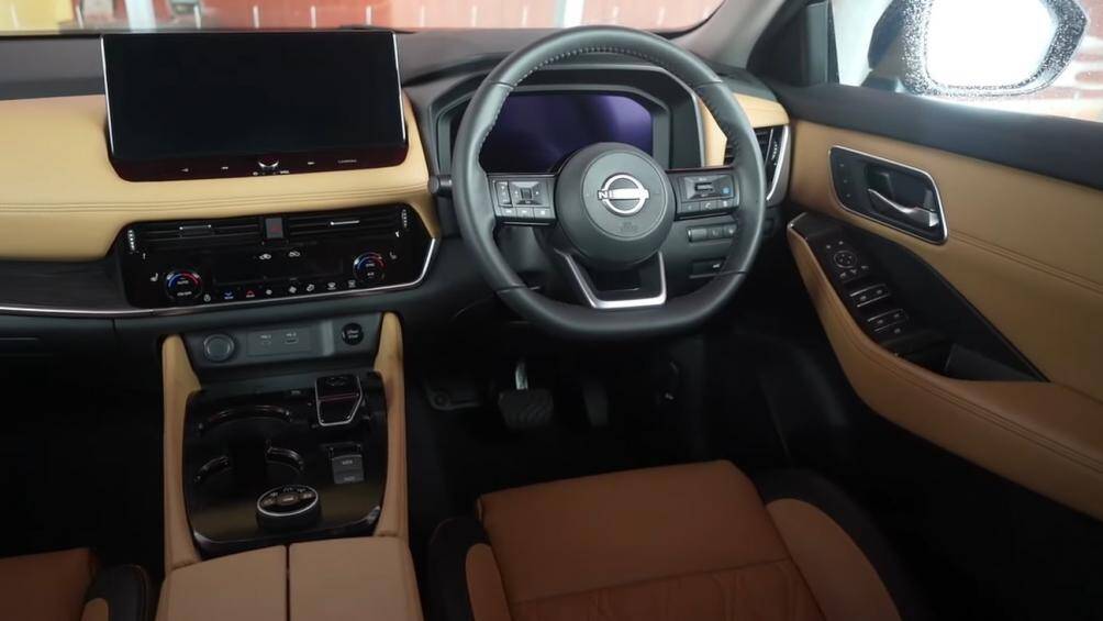 Ngoài ra, xe còn nhiều tiện nghi khác như: Sạc điện thoại không dây, cửa sổ trời toàn cảnh, điều hòa tự động 2 vùng độc lập