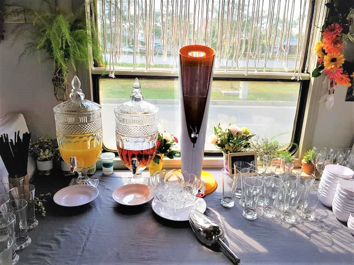Bàn tiệc buffet đồ uống được bày biện đẹp mắt trên toa hàng ăn