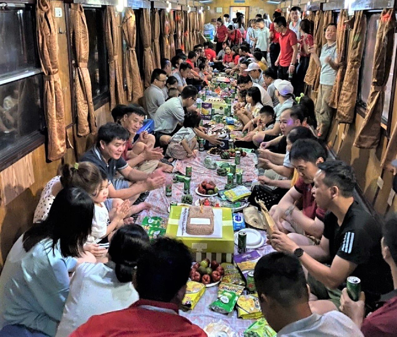 Hè năm nay, du lịch bằng tàu hỏa đang là "trend". Sau thời gian dài im ắng vì ảnh hưởng dịch Covid-19, khi du lịch mở cửa trở lại, nhiều người dân chọn lựa tàu hỏa vì thoải mái, an toàn. Đặc biệt là với khách đoàn, khách tập thể vì có thể tổ chức nhiều hoạt động tập thể trên tàu trong suốt hành trình mà không lo "thời gian chết". Ảnh: Đường sắt cung cấp dịch vụ tổ chức tiệc, hoạt động "team building" theo yêu cầu của khách hàng