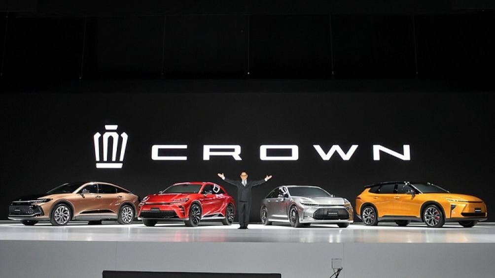 Toyota Crown 2023 được chia ra làm 4 phiên bản sedan truyền thống, liftback gầm cao "Crossover", SUV thể thao "Sport" và SUV cỡ lớn "Estate"