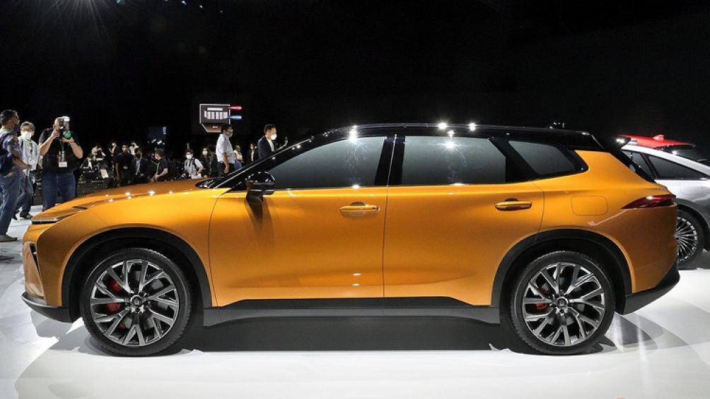 Bên sườn, Toyota Crown phiên bản Estate được trang bị bộ vành hợp kim cỡ lớn với thiết kế 7 chấu kép hình chữ "Y" và cùm phanh màu đỏ thể thao