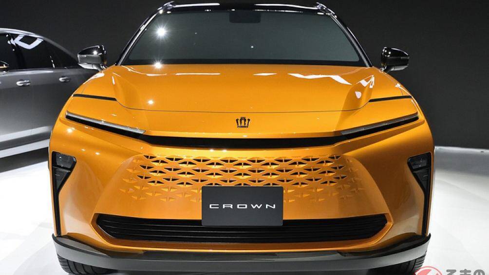 Bên ngoài, Crown Estate vẫn có những đường nét tương đồng với các phiên bản còn lại như đèn LED định vị ban ngày hẹp và vuốt về phía sau