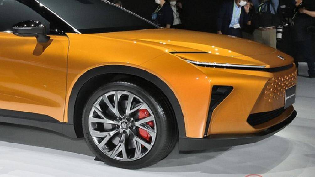 Nếu đúng như vậy, xe sẽ có 2 tùy chọn động cơ. Thứ nhất là hệ truyền động hybrid, gồm máy xăng 4 xi-lanh, dung tích 2.5L, kết hợp với 2 mô-tơ điện