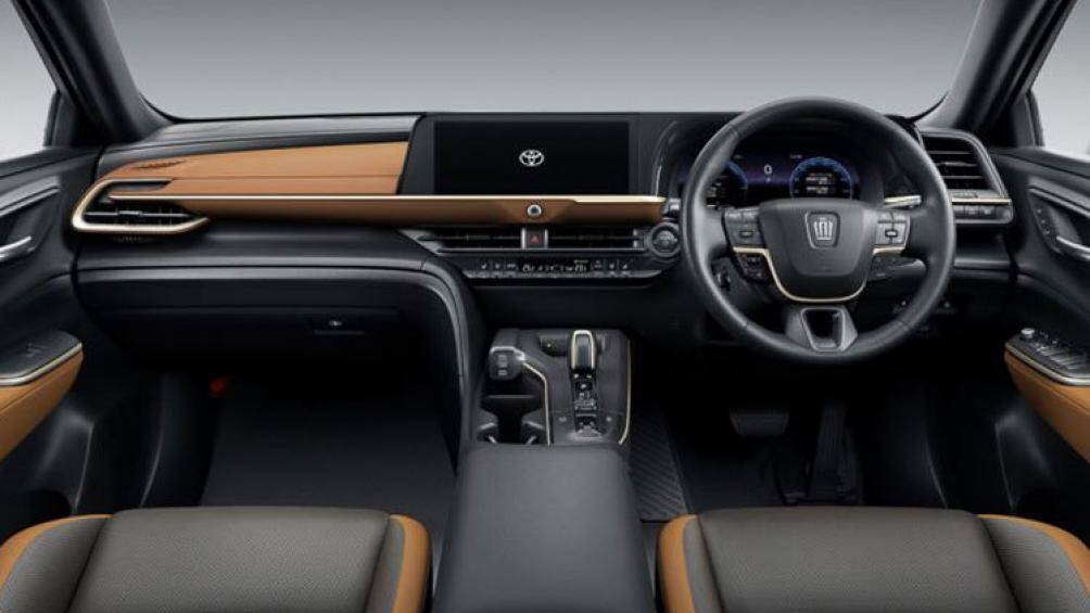 Vì có kích thước lớn nên Toyota Crown Estate trông khá vuông vức. Thiết kế này cũng hứa hẹn cung cấp không gian nội thất rộng rãi