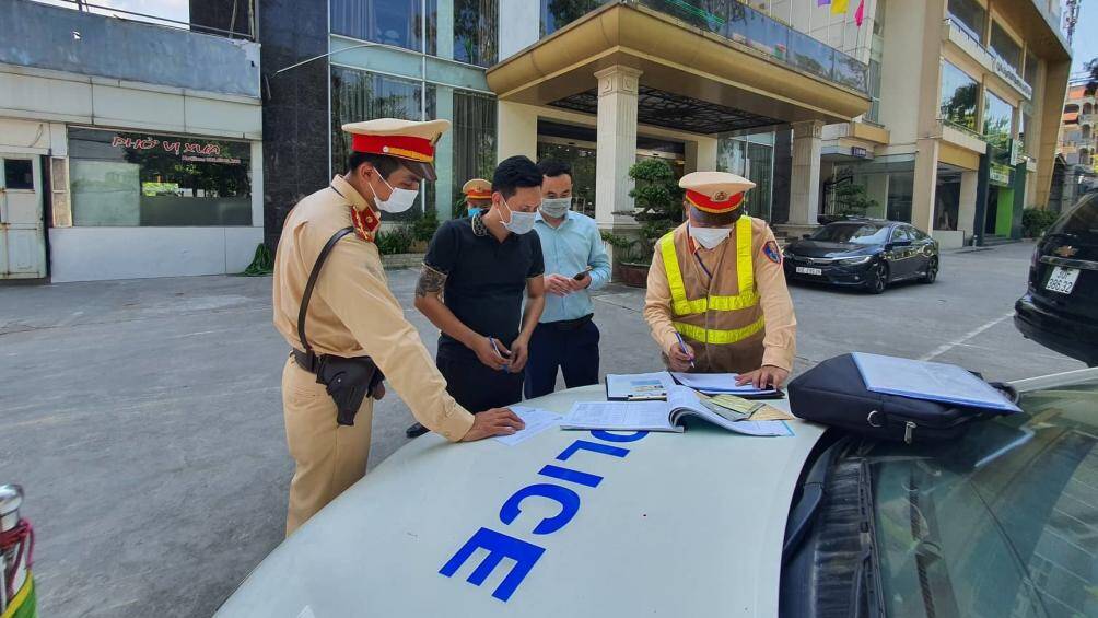 Sáng nay (25/7), PV Báo Giao thông theo chân tổ công tác của Đội CSGT đường bộ số 15 (Phòng CSGT Công an TP Hà Nội) tiến hành tuần tra lưu động trên tuyến QL3.