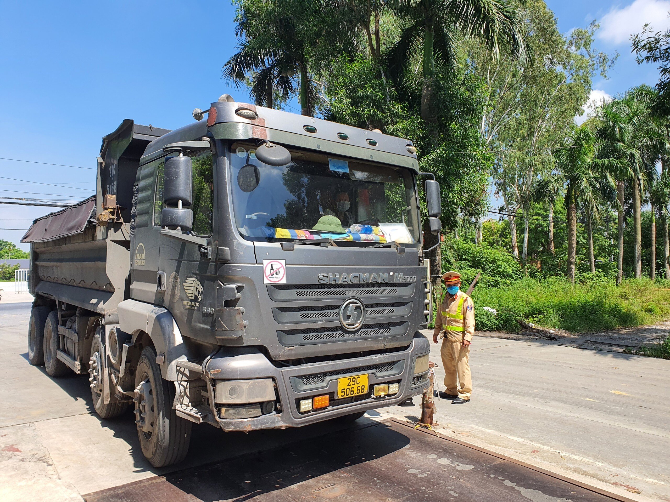 Để nâng cao hiệu quả trong việc xử lý xe quá tải, Phó Đội trưởng Đội CSGT đường bộ số 15 (Phòng CSGT Công an TP Hà Nội) kiến nghị trong thời gian tới. lực lượng CSGT được cấp bổ sung hệ thống cân trọng tải mới, hiện đại, cơ động, có thể cân được xe có trọng tải lớn, xe cẩu kéo phương tiện trên 10 tấn để phục vụ công tác kiểm tra, xử lý xe tải.