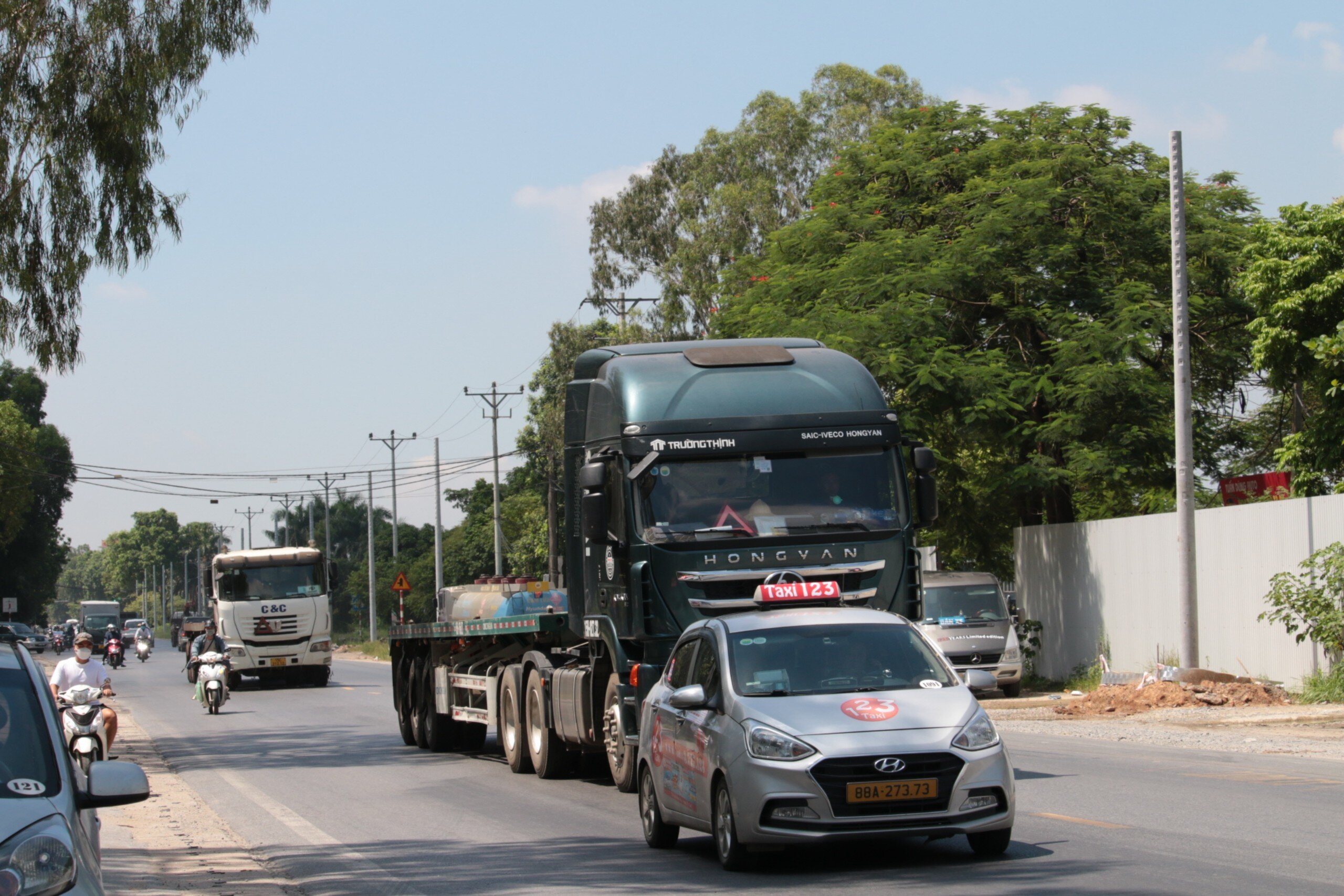 Ghi nhận thực tế cho thấy, Quốc lộ 3 đoạn qua địa phận huyện Đông Anh "vắng bóng" những chiếc xe có biểu hiện quá khổ. Những chiếc xe tải trọng lớn chở vật liệu xây dựng đã chủ động hạ thành thùng theo đúng quy định.