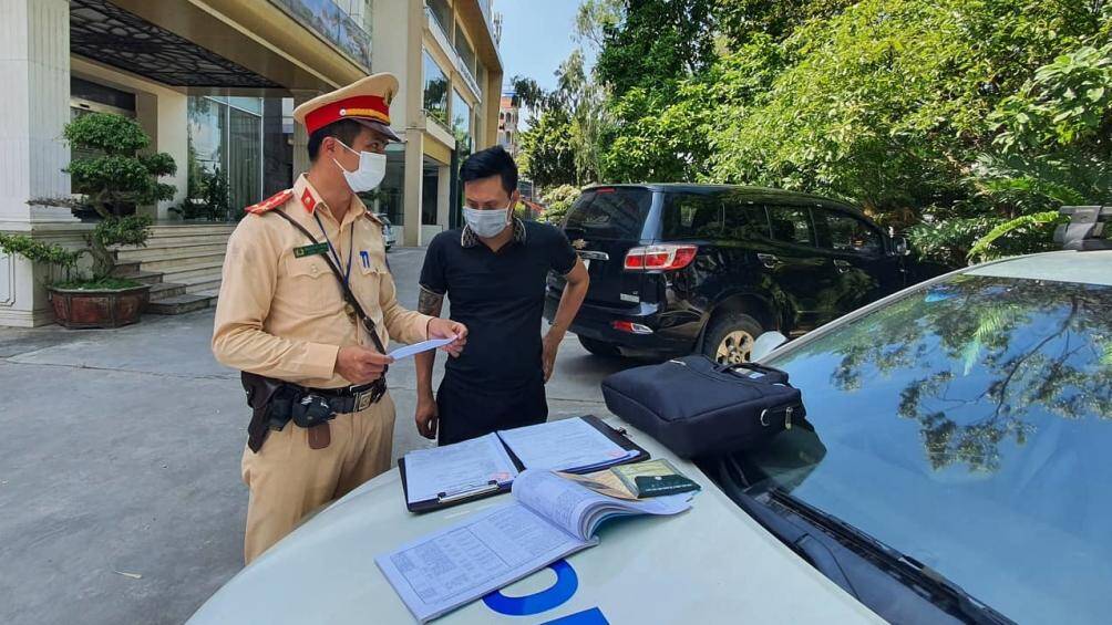 Trao đổi với PV Báo Giao thông, Thiếu tá Hoàng Văn Bình, Phó Đội trưởng Đội CSGT đường bộ số 15 (Phòng CSGT Công an TP Hà Nội) cho biết, Đội CSGT đường bộ số 15 tăng cường tuần tra, kiểm soát lưu động 24/24h xử lý các phương tiện xe tải vi phạm như: chở hàng quá khổ giới hạn, chở quá tải, chở vật liệu rơi vãi ... trên địa bàn đội phụ trách.