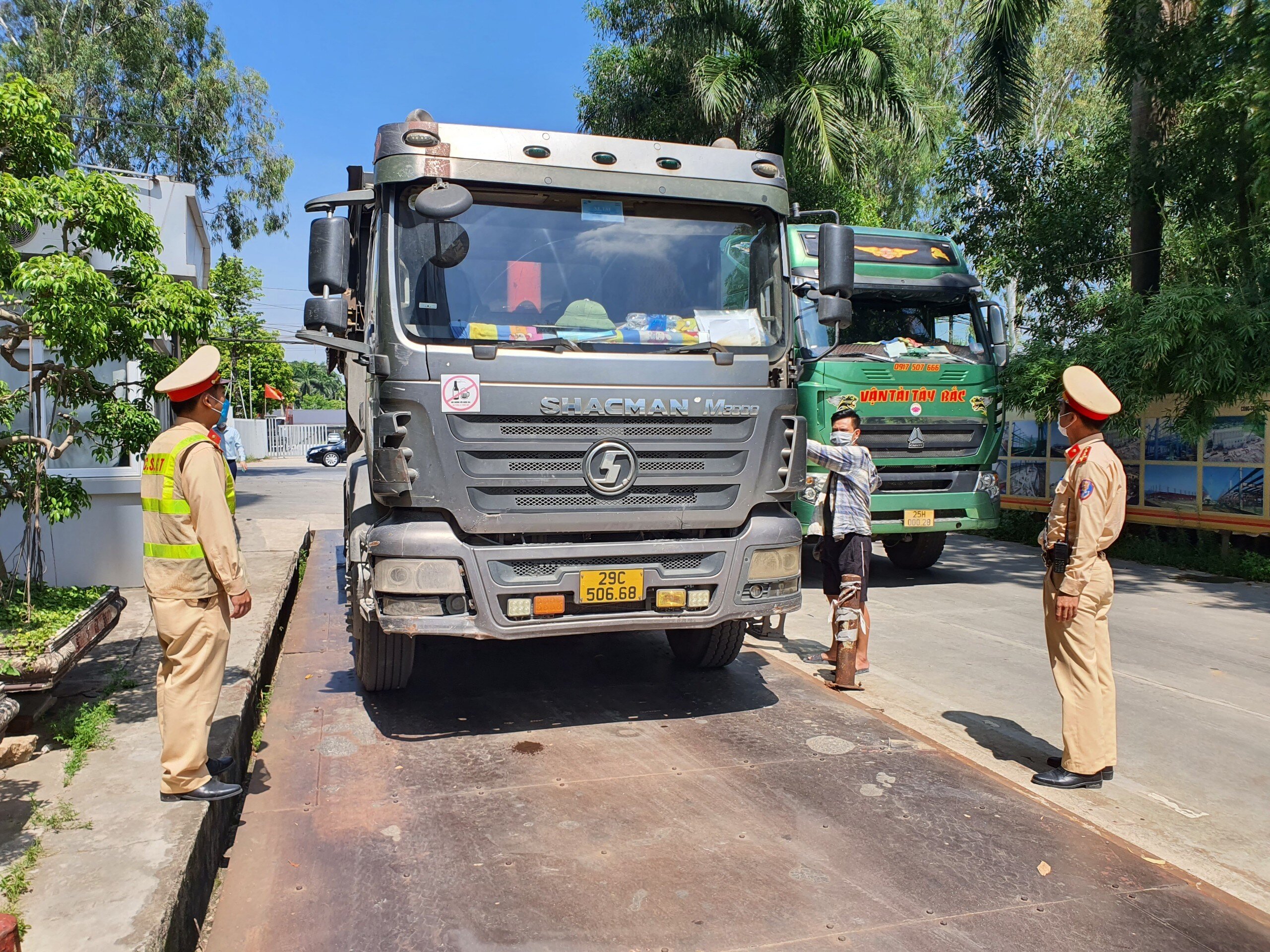 Theo ghi nhận, xe tải Howo có thành thùng theo đúng kích cỡ quy định của nhà sản xuất. Sau khi lái xe xuất trình giấy tờ liên quan đến người và phương tiện, tổ công tác đã yêu cầu lái xe đánh vào trạm cân kiểm tra tải trọng.