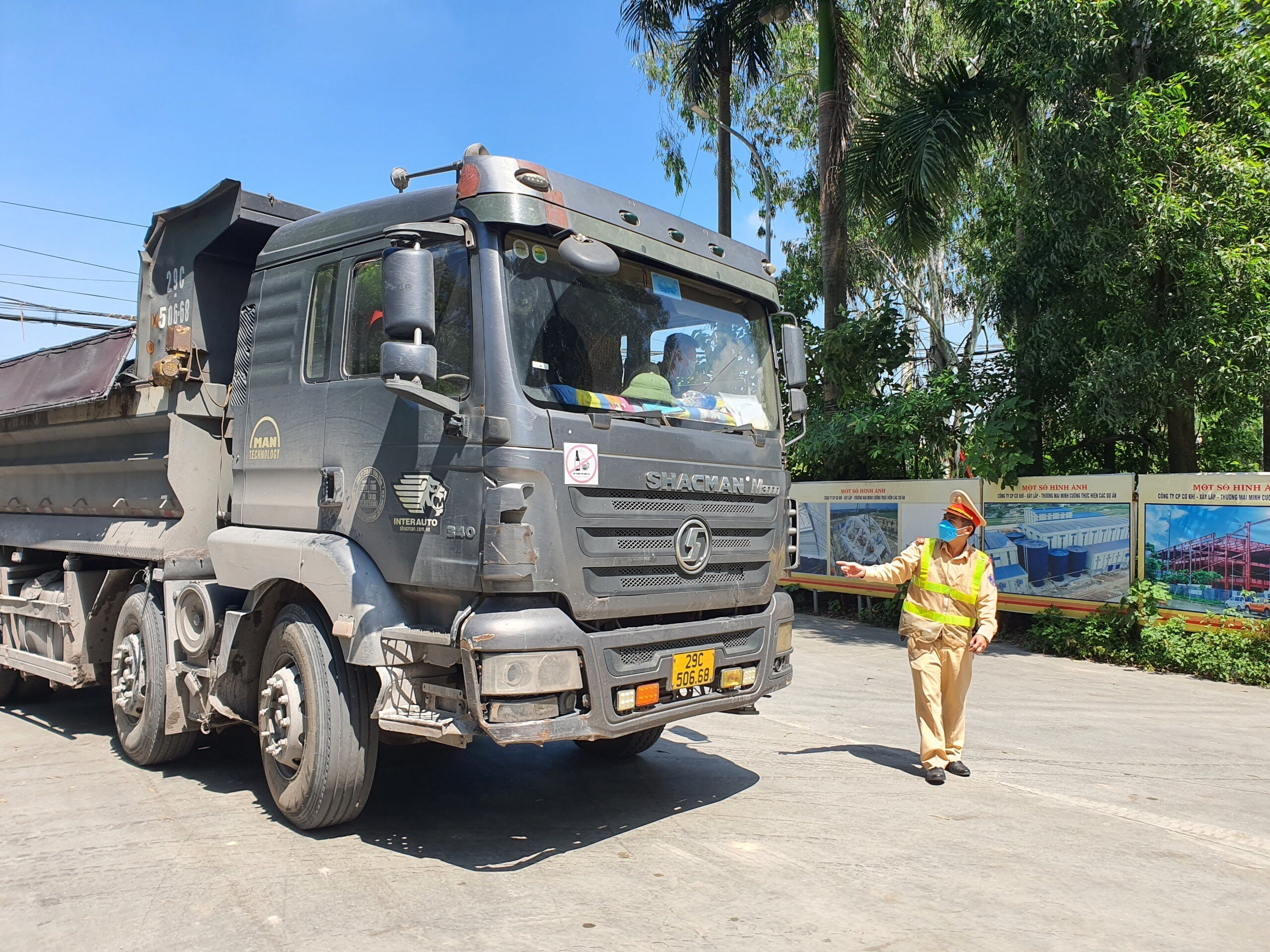 Đại uý Nguyễn Quang Khải, Tổ trưởng Tổ công tác Đội CSGT đường bộ số 15 cho biết, qua công tác tuần tra kiểm soát xử lý vi phạm trên tuyến QL3 hiện nay không còn tình trạng xe tải cơi nới thành thùng như trước kia.