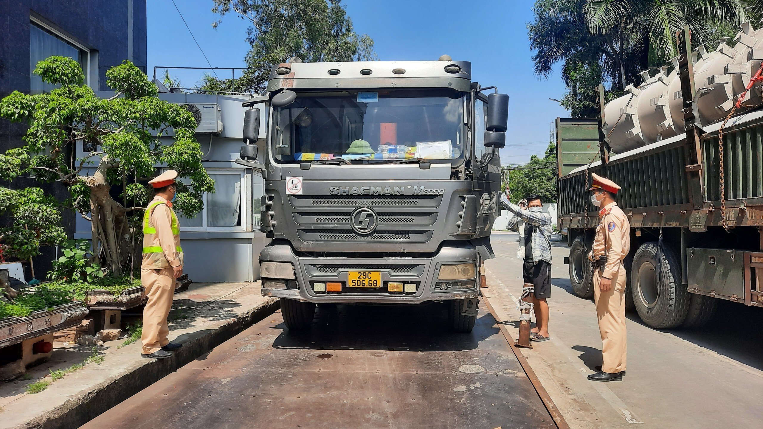"Tổ công tác tiến hành tuần tra lưu động, kiểm soát trên tuyến đường, khi phát hiện trường hợp xe tải lưu thông trên đường có dấu hiệu chở quá tải, che phủ bạt nhưng vẫn để rơi vãi vật liệu xuống đường, tổ công tác sẽ tiến hành dừng xe cân trọng tải và lập biên bản xử lý theo qui định”, Đại uý Nguyễn Quang Khải nói.