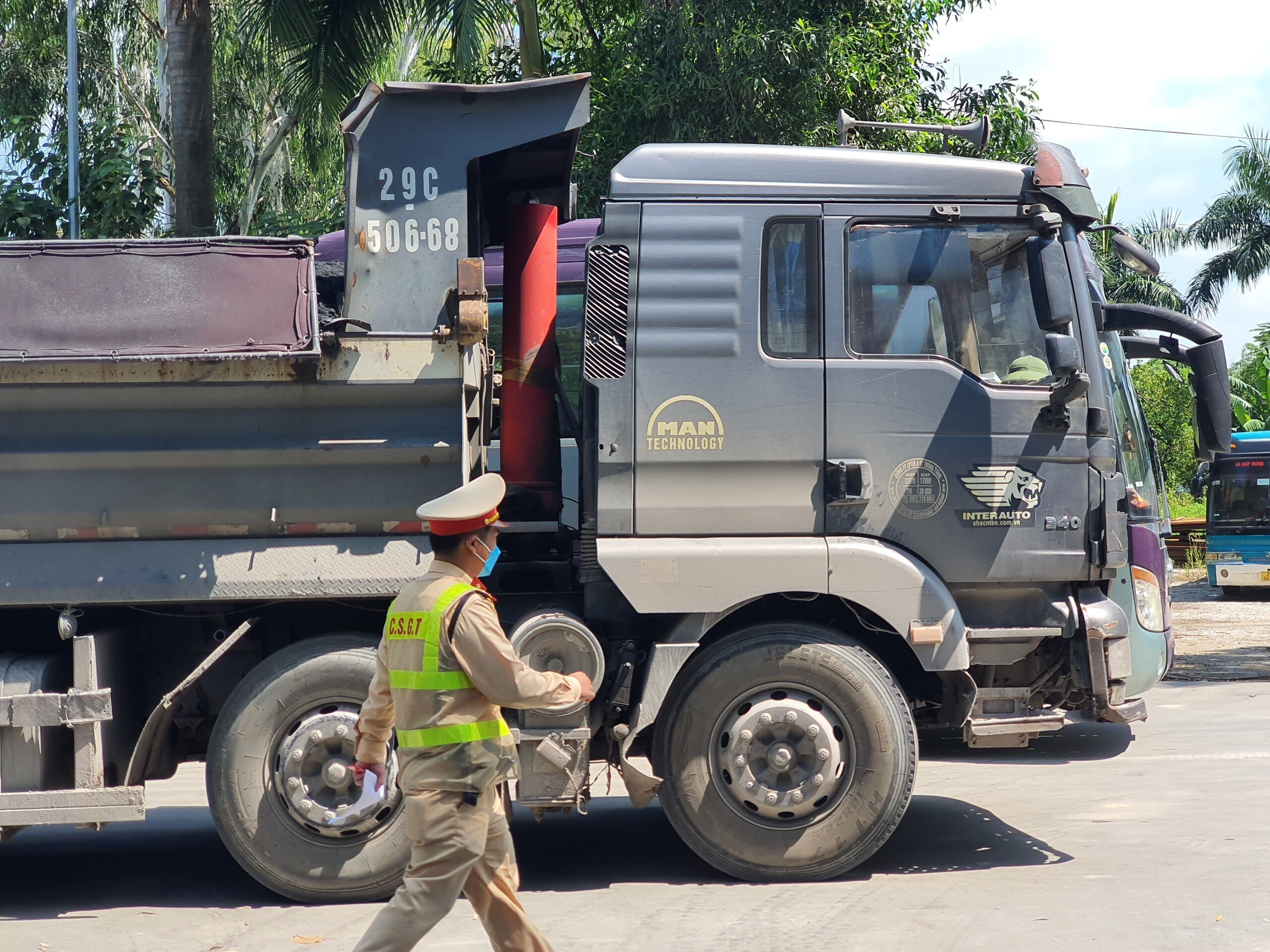 "Nhờ làm tốt công tác tuyên truyền, phổ biến, giáo dục pháp luật về trật tự ATGT đối với các doanh nghiệp vận tải, lái xe; đồng thời tăng cường TTKS, xử lý nghiêm vi phạm, đến nay trên địa bàn quản lý cơ bản không còn tình trạng xe cơi nới thành thùng, chở quá tải lưu thông", Thiếu tá Hoàng Văn Bình chia sẻ.