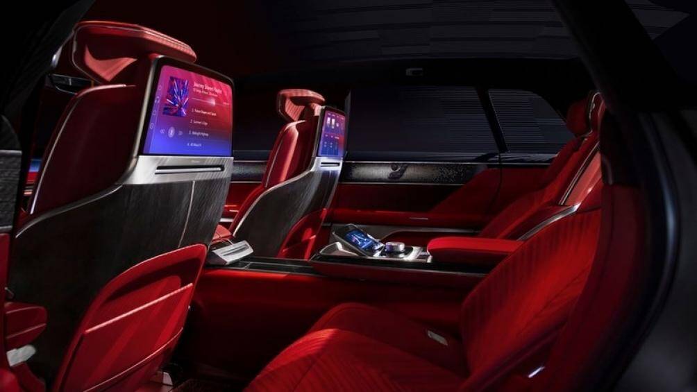 Người ngồi ở hàng ghế trước có thể kích hoạt chế độ riêng tư cho phép hành khách bên ghế lái phụ xem video mà không ảnh hưởng tới tài xế