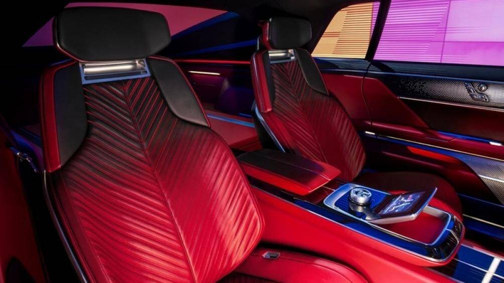 Nội thất bên trong của Celestiq có tông đỏ nổi bật. Ngoài ra, mẫu xe điện có kiểu nóc kính thông minh 4 vùng