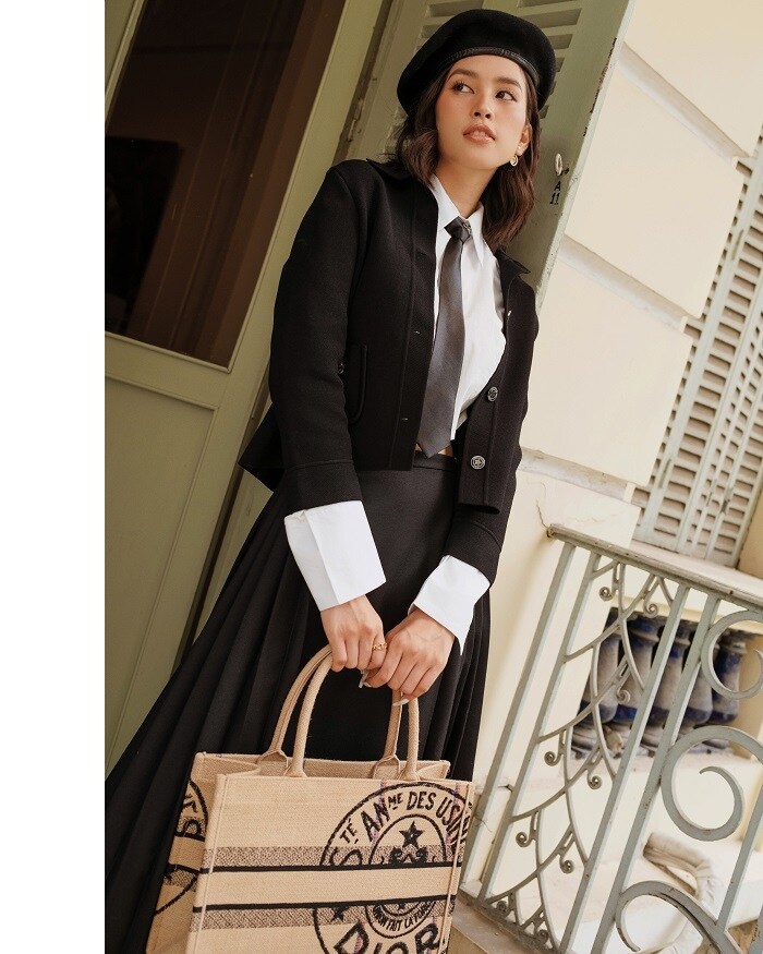 Trong đó, cô hóa thân thành “cô chiêu” xứ trong bộ trang phục mang phong cách preppy cổ điển