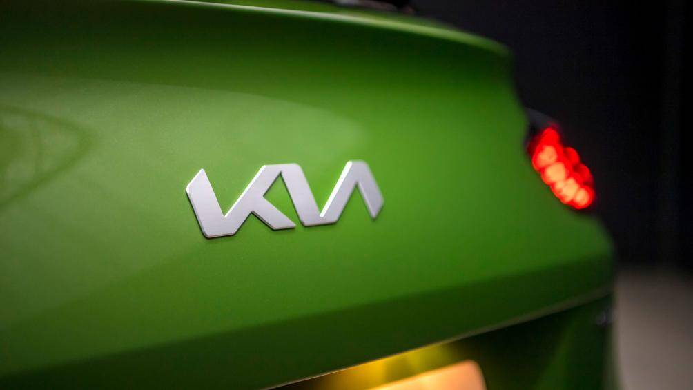 Đèn LED ở phía sau được thiết kế mới cũng như bộ khuếch tán màu đen bóng và bộ mâm xe 18 inch tùy chọn