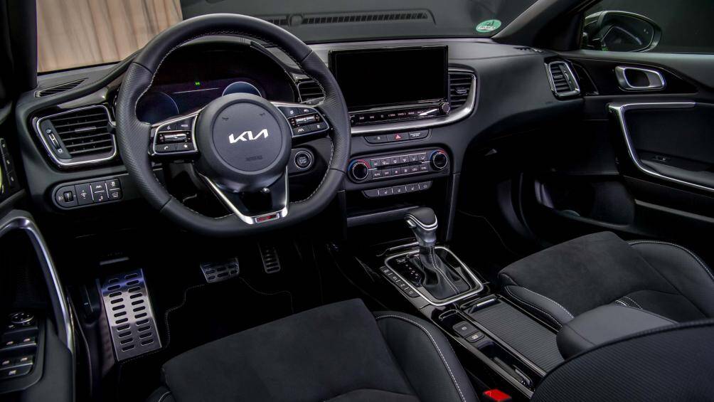 Về nội thất, xe được trang bị loạt chi tiết trang trí dành riêng cho phiên bản GT như vô-lăng đáy phẳng, ốp đầu màu đen, cần số bọc da...