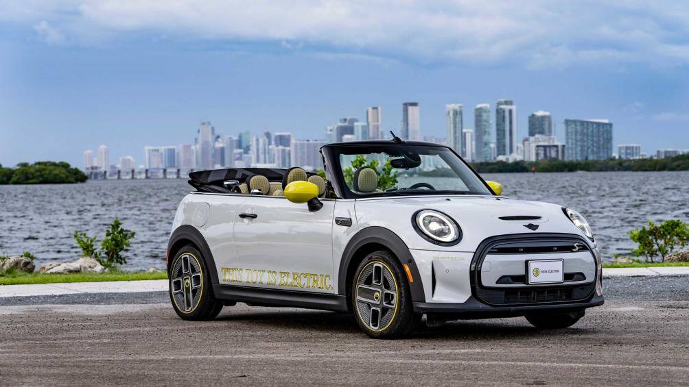 Mini vừa công bố một số hình ảnh về mẫu xe Mini Cooper SE Convertible chạy điện được coi là "độc nhất vô nhị" hiện nay