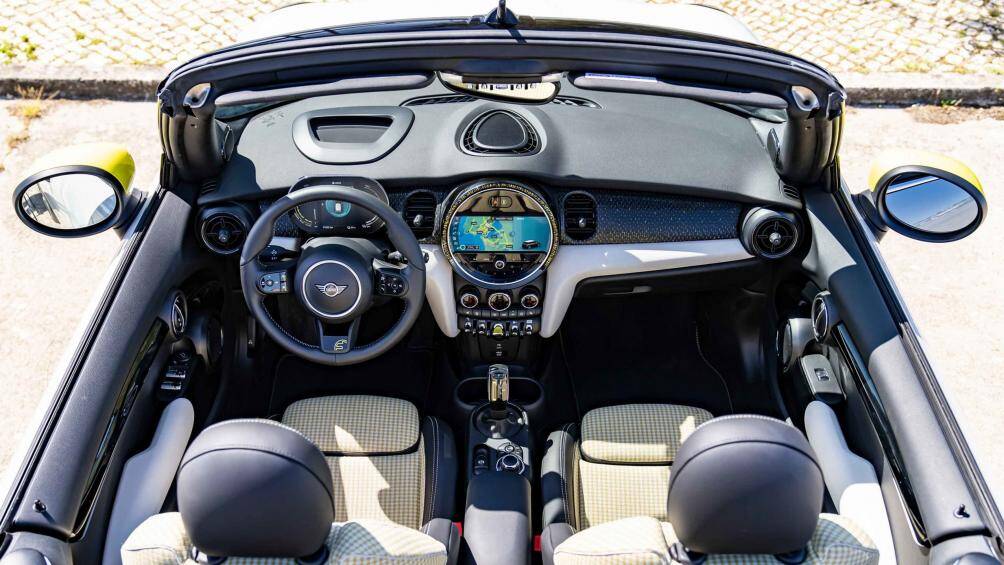 Mẫu xe được quảng cáo là một chiếc xe mui trần cao cấp duy nhất trên thế giới với động cơ hoàn toàn bằng điện trong phân khúc xe nhỏ