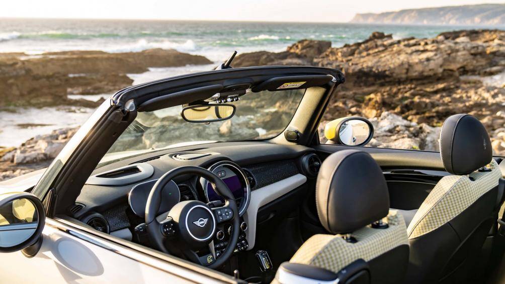 Mini còn cho biết, chiếc xe có thể đi được tới 230 km sau mỗi lần sạc điện