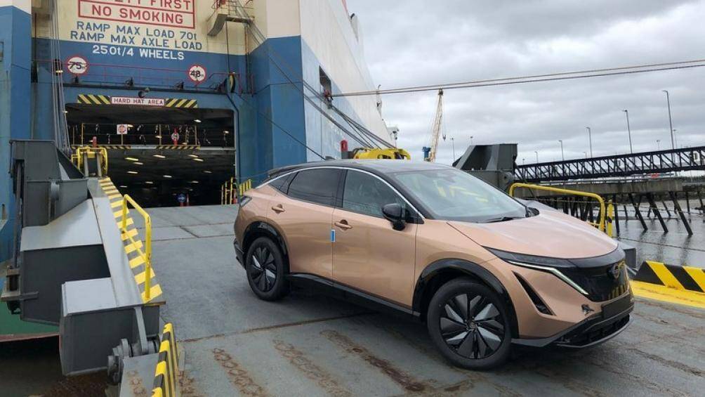 Phần mui phía sau vát nhẹ xuống đuôi, tạo cảm giác mềm mại hơn rất nhiều. Ariya được trang bị bộ mâm kích thước cao nhất tới 21 inch