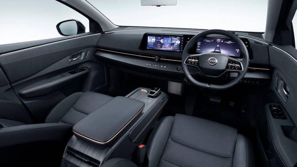 Bên trong, xe sở hữu màn hình thông tin giải trí 12,3 inch, cụm đồng hồ kỹ thuật số 12,3 inch, điều hoà tự động, cần số điện tử, nội thất bọc da cao cấp