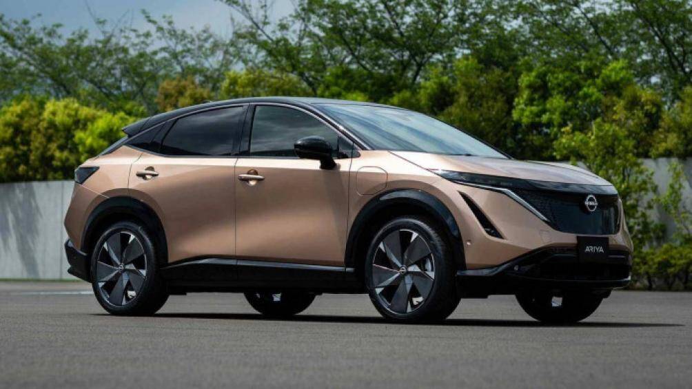 Nissan Ariya 2022 sở hữu diện mạo rất ấn tượng với ngôn ngữ thiết kế V-Motion nâng cấp, tạo nên vẻ ngoài trẻ trung và hiện đại