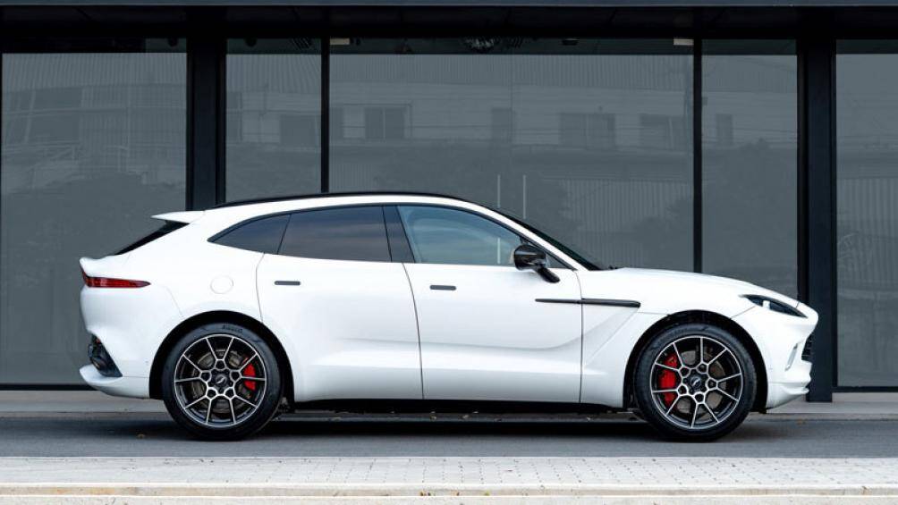 1. Aston Martin DBX 707 (vận tốc tối đa: 311 km/h)