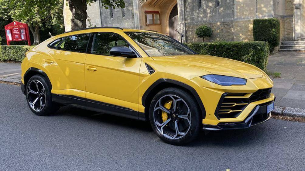 3. Lamborghini Urus (vận tốc tối đa: 306 km/h)