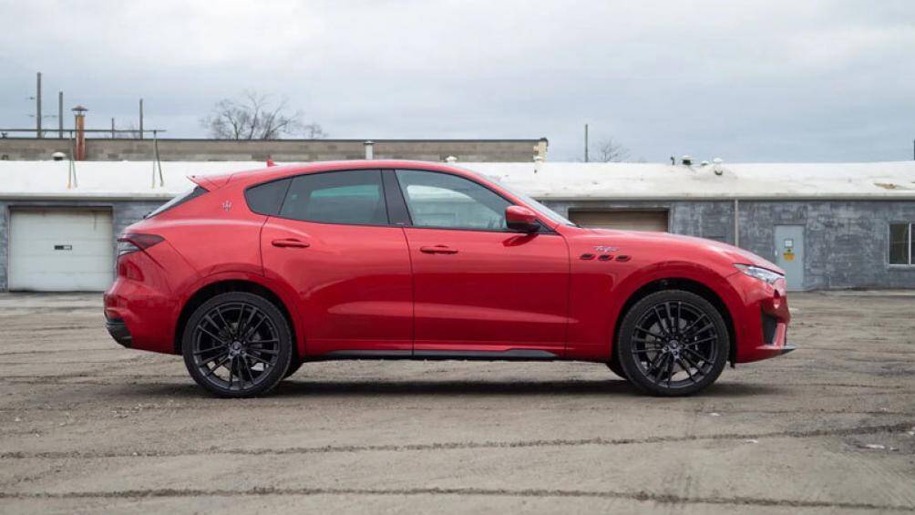 5. Maserati Levante Trofeo (vận tốc tối đa: 301 km/h)