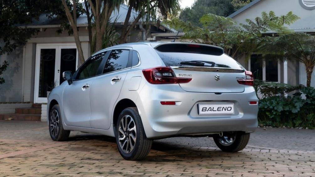 Những chi tiết mới khác của xe bao gồm đường chân kính mạ crôm kéo dài hết cột C, vành la-zăng 5 chấu kép, cụm đèn hậu hình chữ "C" và cản sau