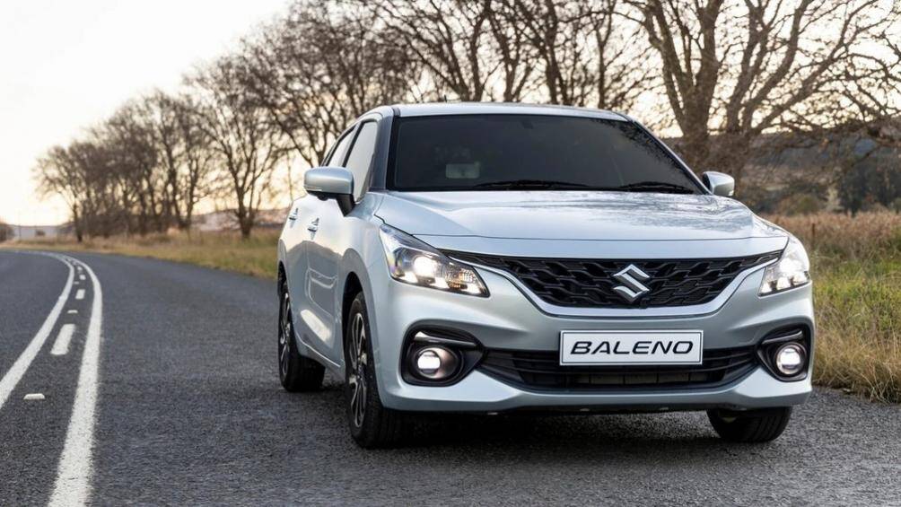 Suzuki Baleno 2022 cũng sở hữu phong cách thiết kế mới với lưới tản nhiệt tổ ong màu đen, đi kèm viền mạ crôm