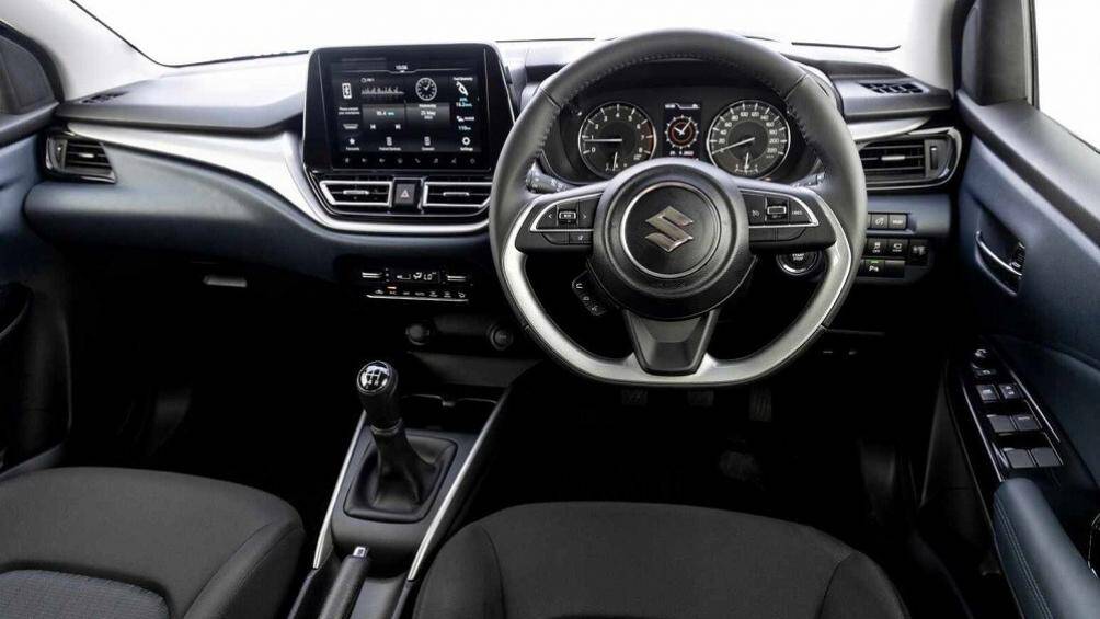 Bên trong Suzuki Baleno 2022 cũng có nhiều điểm mới như mặt táp-lô thiết kế 3 tầng, vô lăng vát đáy thể thao, màn hình trung tâm đặt nổi