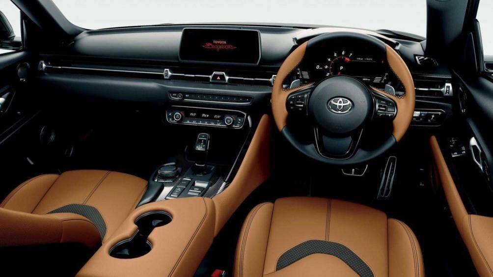 Bên trong, thương hiệu trang bị cho xe khoang nội thất bọc da cao cấp cho các bộ phận như ghế ngồi, phần dưới của cửa, vô lăng và bảng điều khiển