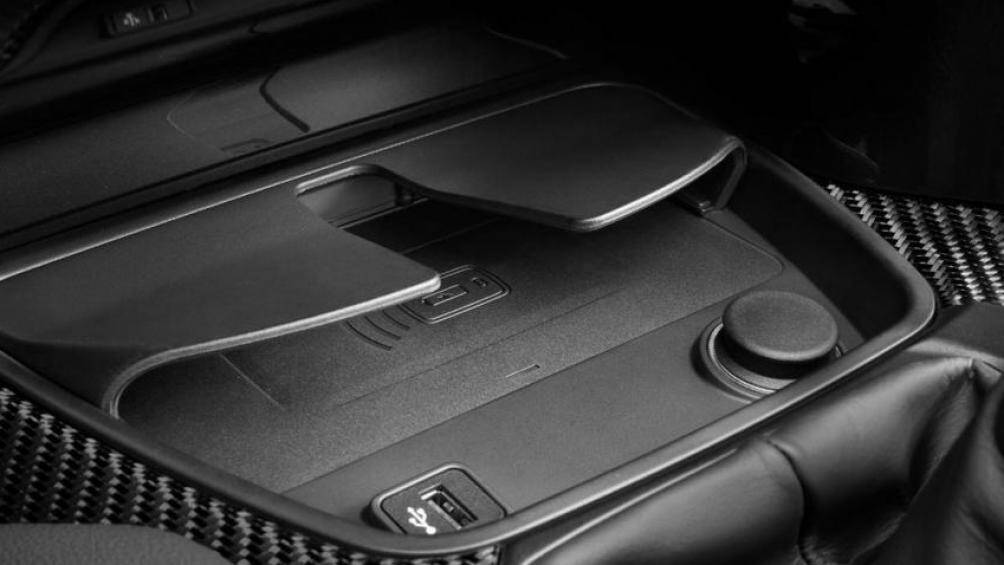 Mẫu xe sở hữu bộ mâm có kích thước 19 inch hoàn thiện với màu sơn xám. Xe được trang bị thêm phần cùm phanh màu đỏ