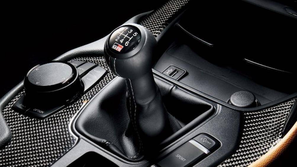 Xe còn có các tấm ốp được làm bằng vật liệu carbon trên bảng điều khiển với dòng chữ “GR Supra” và “Matte White Edition”