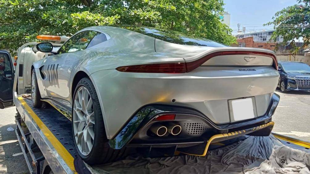 Chiếc xe đã được khoác lên mình lớp decal màu bạc cùng chữ “UN” đặc trưng