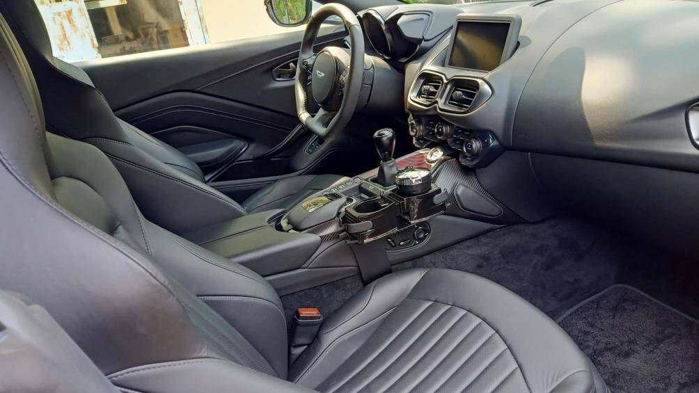 Aston Martin Vantage 007 Edition có khả năng tăng tốc lên 100 km/h trong 3,6 giây trước khi đạt vận tốc tối đa 313 km/h