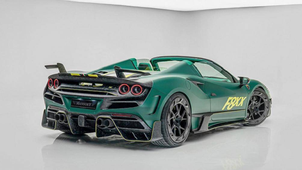 Hai bên hông của cản trước tích hợp vây cá nhỏ, tay nắm cửa cũng được thay bằng sợi carbon. Bộ mâm mới mang đến diện mạo hầm hố hơn