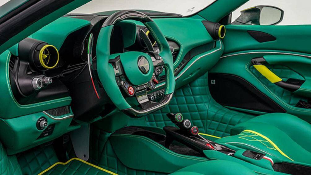 Nội thất chiếc Ferrari F8 Spider này được Mansory làm lại hoàn toàn với bề mặt bọc da màu xanh lá cây như ngoại thất