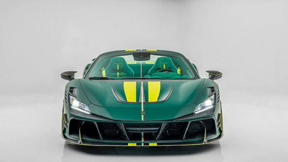 Phần đầu xe được làm mới với ốp cản trước chia hai hốc hút gió lớn thành các hốc gió nhỏ hơn nối liền với líp cản trước bằng cánh chia gió