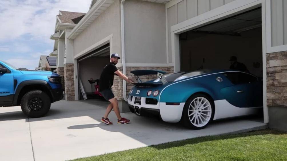 Mới đây, một Youtuber tên là James Lucas Condon - TheStradman đã chia sẻ việc không thể lùi chiếc siêu xe Bugatti Veyron của mình ra khỏi gara do lốp xe bị xẹp
