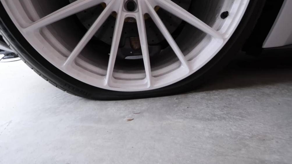 Nếu phát hiện lốp xe có vấn đề, chiếc Bugatti Veyron sẽ không thể đi lùi. Đây là một cơ chế được thiết lập để bảo đảm an toàn cho khách hàng