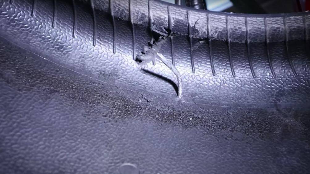 Thông thường, Bugatti khuyên các khách hàng nên thay luôn một chiếc lốp mới khi phát hiện dấu hiệu trên