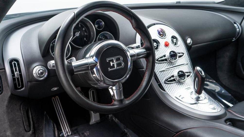 Hệ thống truyền động của chiếc Bugatti Veyron đời 2008 vẫn phản hồi khi anh chọn chế độ "Drive" nhưng không phản hồi khi anh chuyển sang chế độ lùi