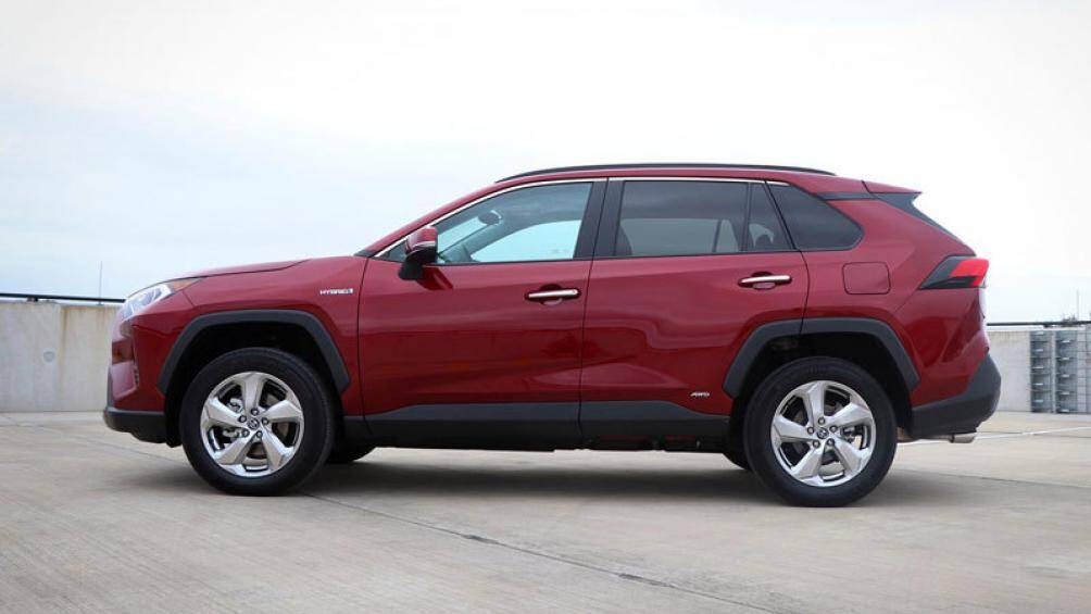 4. Toyota RAV4 Hybrid 2022 (mức tiêu thụ nhiên liệu ở đường hỗn hợp: 7,1 lít/100 km)
