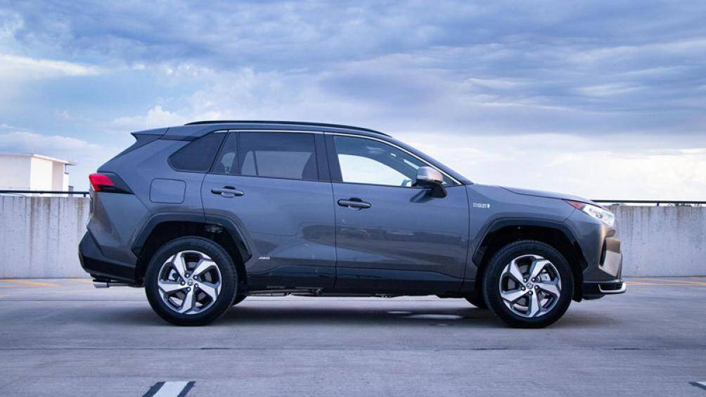 7. Toyota RAV4 Prime 2022 (mức tiêu thụ nhiên liệu ở đường hỗn hợp: 7,4 lít/100 km)