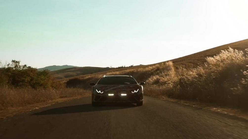 5 tháng sau, một chiếc xe thực tế được hoàn thiện với nhiều món "đồ chơi" off-road