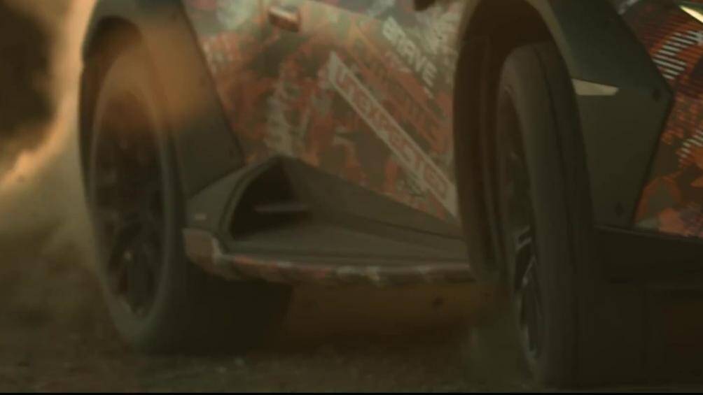 Bộ mâm 20 inch hầm hố. thiết kế thân rộng, thanh giá nóc và khoảng sáng gầm cao hơn so với tiêu chuẩn của siêu xe gầm thấp