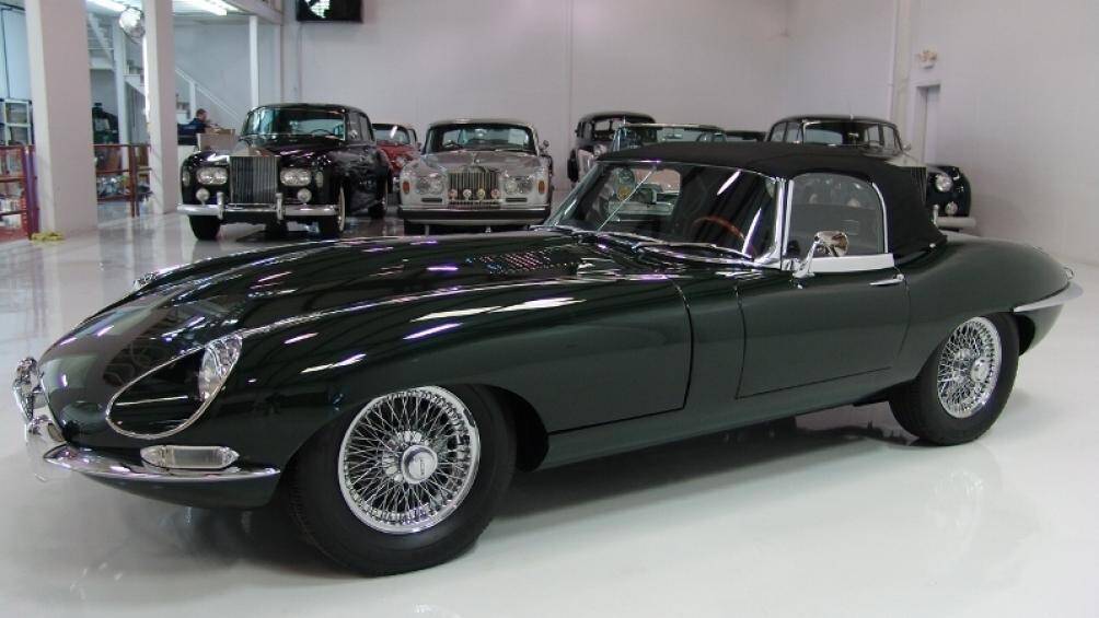 Chiếc Jaguar E-Type Roadster Series 1.5 1968 này được giữ gìn cẩn thận và có nội ngoại thất không thua kém gì một chiếc xe mới